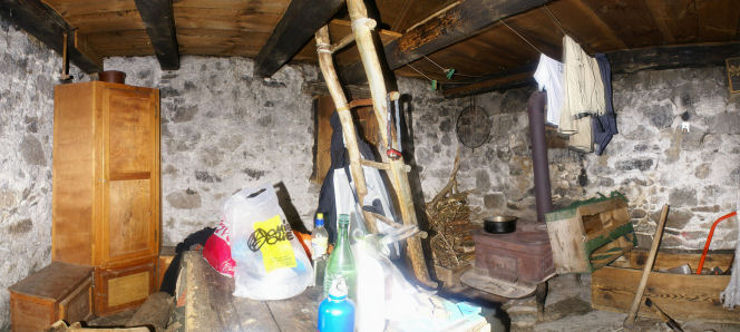 L'intérieur de la cabane de Malentraz 44petit.jpg