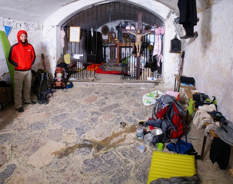 Bivouac dans la chapelle 37petit.jpg