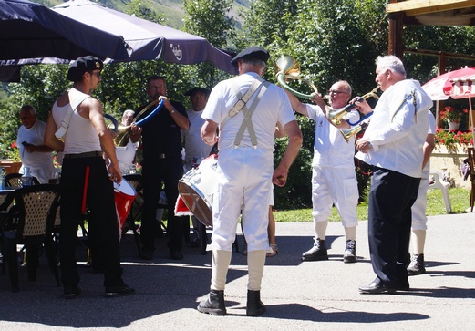 Une fanfare improvisée d'ex-chasseurs alpins 63petit.jpg