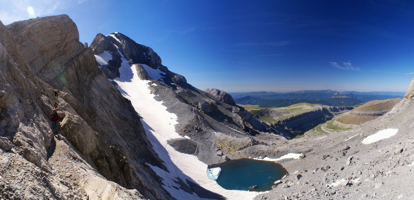 La vire du col du Cylindre avec la vue sur le Mont Perdu C09petit.jpg