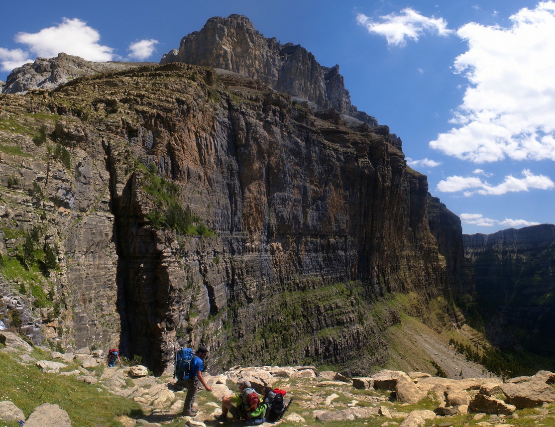 Les magnifiques falaises du cirque de Cotatuero D14petit.jpg