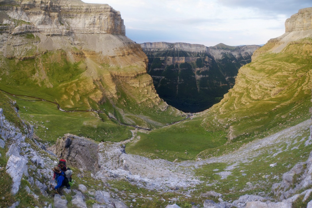 Grimpette au-dessus du bivouac par un chemin très peu visible E01petit.jpg