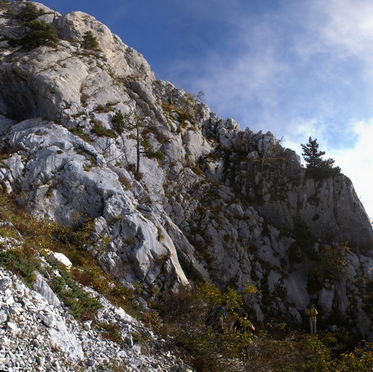 Attaque directe... mais il est plus facile de contourner sous l'arête pour trouver un départ
plus tranquille 07petit.jpg