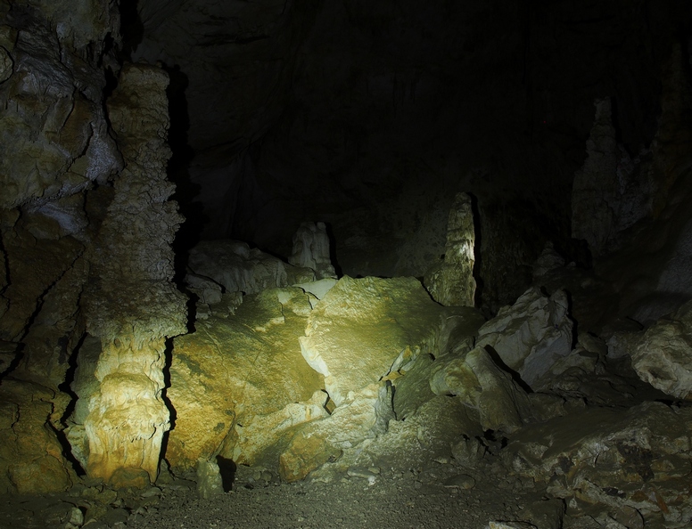 Paysage typique avec stalagmites géantes 05petit.jpg