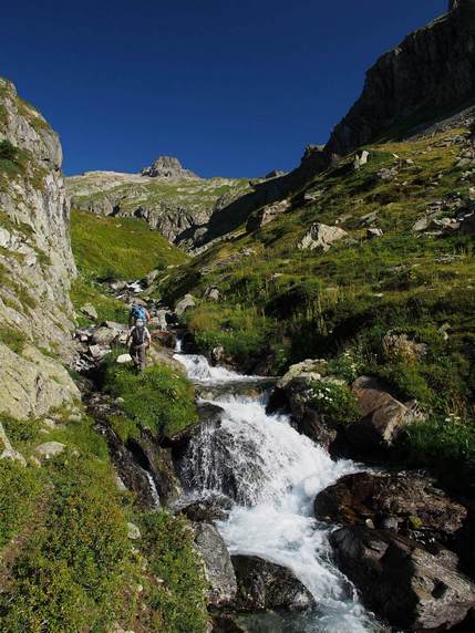 La rive qui passe moyennement dans les gorges 02petit.jpg