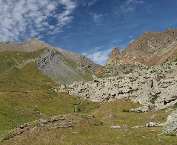 Le chemin menant au col des Chevrettes et le Montagnon à gauche 09petit.jpg