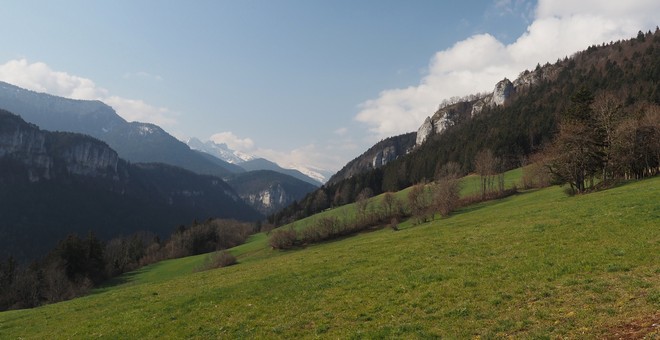 Vue sur les rochers où se trouve la vire. Notez la faille bien visible. 02petit.jpg