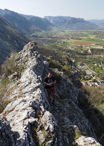 Trottoir sous l'arête mais on peut rester sur le fil si on est encordé 06petit.jpg