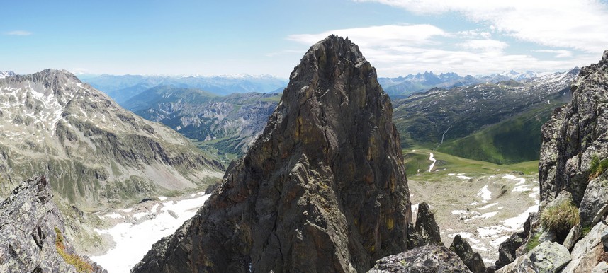 Après les deux longueurs de 5a : vue dans le rétro de l'aiguille Capdepon 08petit.jpg